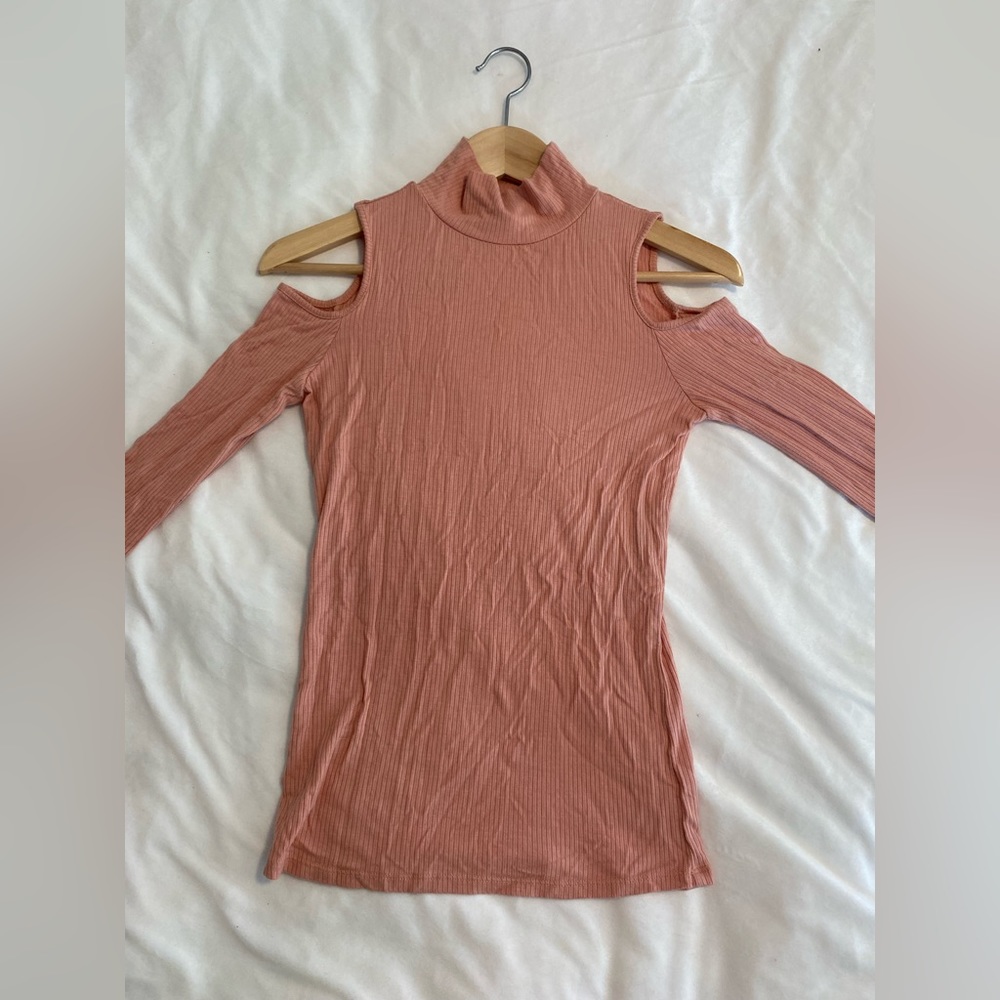 FOREVER 21 BRAND TURTLE NECK LONG SLEEVE SHIRT BABY PINK WITH OPEN SHOULDER